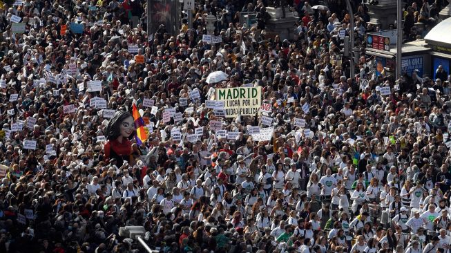 Ratusan ribu pengunjuk rasa berbaris selama demonstrasi yang diserukan untuk perbaikan sistem kesehatan di Madrid, Spanyol, Minggu (13/11/2022). [OSCAR DEL POZO / AFP]
