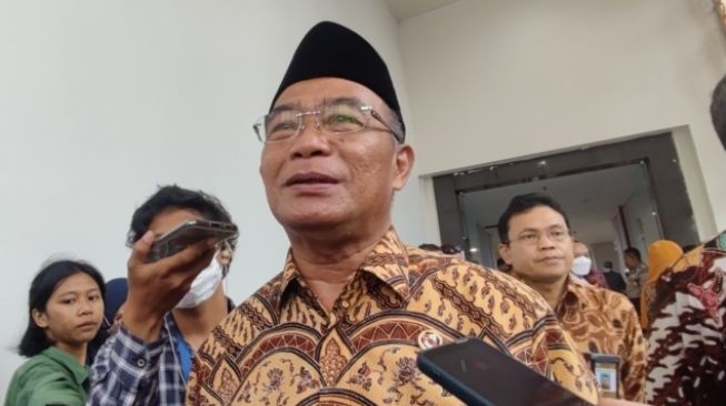 Menko PMK Muhadjir Effendi menyampaikan tentang santunan siswa SD Muhammadiyah Bogor di UAD, Senin (14/11/2022). [Kontributor Suarajogja.id / Putu Ayu Palupi]