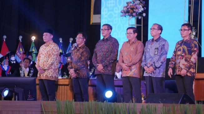 Dirut Pos Indonesia menerima Penghargaan Anugerah Wira Adhiwisesa. (Dok: Pos Indonesia)