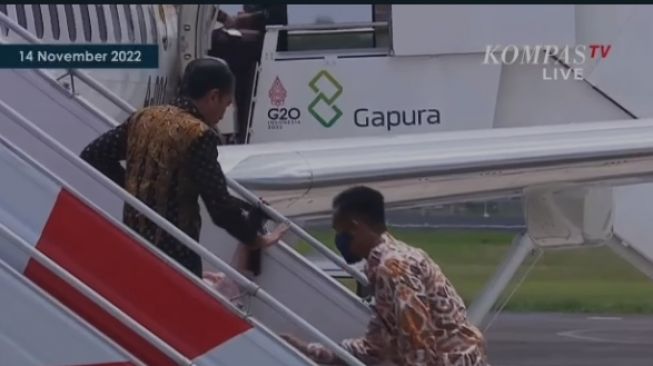 Penampakan Presiden Jokowi ketika istrinya Iriana Jokowi terjatuh dari tangga pesawat Kepresidenan. (Tangkapan layar/