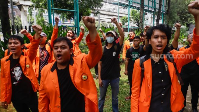 Sejumlah mahasiswa melakukan aksi tabur bunga saat peringatan Tragedi Semanggi di Universita  Atmajaya, Jakarta Selatan, Senin (14/11/2022). [Suara.com/Alfian Winanto]