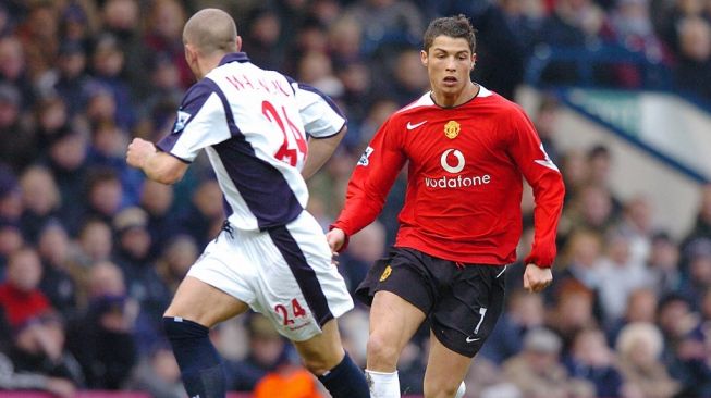 Cristiano Ronaldo (kanan) saat memperkuat Manchester United pada 2006 silam. [GLENN CAMPBELL / AFP]