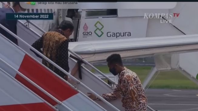 Penampakan Presiden Jokowi ketika istrinya Iriana Jokowi terjatuh dari tangga pesawat Kepresidenan. (Tangkapan layar/Kompas TV)