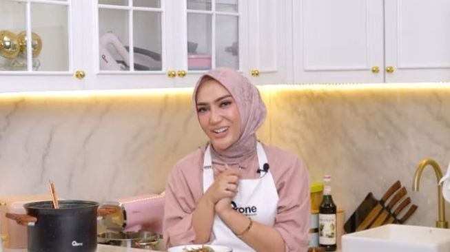 Mama Lita Masterchef Nangis Sesegukan Ingat Almarhum Suami, Bagaimana Cara Move yang Sehat dari Pasangan yang Wafat?