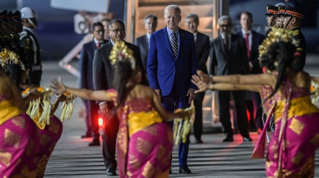 Presiden Amerika Serikat Joe Biden (tengah) tiba di terminal VVIP I Bandara I Gusti Ngurah Rai Bali, Minggu (13/11/2022). [ANTARA FOTO/Media Center G20 Indonesia/Galih Pradipta/nym]