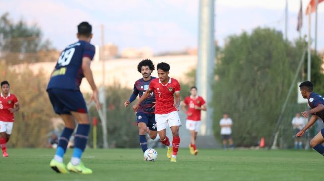 Gelandang Timnas Indonesia U-19, Marselino Ferdinan bersaing dengan pemain Al Adalah dalam uji coba di Turki, Minggu (13/11/2022). [Dok. PSSI]