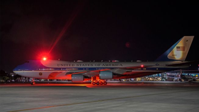 Pesawat kepresidenan US Air Force One tiba di Terminal VVIP I Bandara I Gusti Ngurah Rai Bali, Minggu (13/11/2022). [ANTARA FOTO/Media Center G20 Indonesia/Galih Pradipta/nym]
