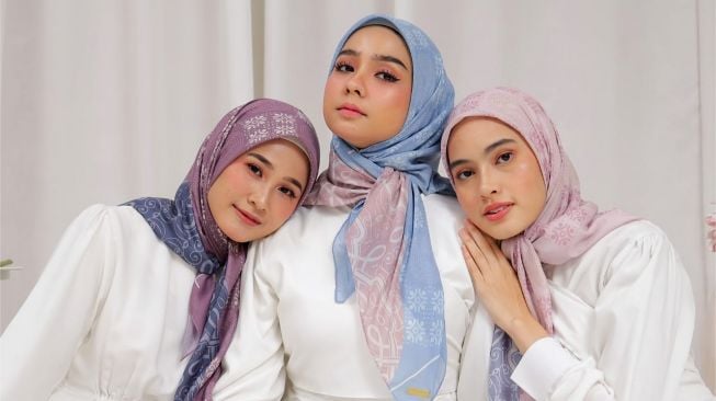 Tiga model mengenakan produk fashion muslimah dari Ipopscarf. [dokumentasi pribadi]