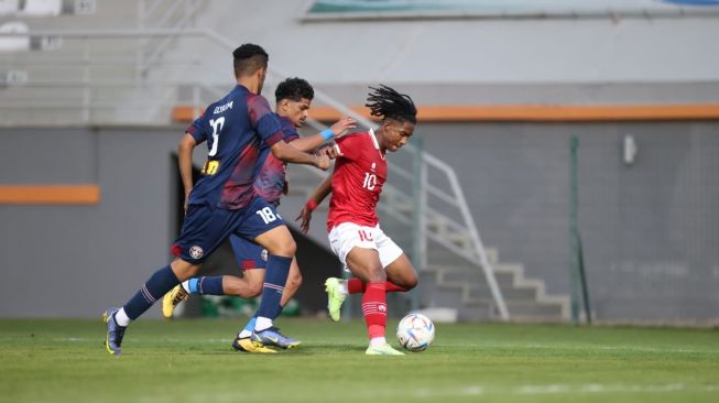 Penyerang Timnas Indonesia U-19, Ronaldo Kwateh bersaing dengan pemain Al Adalah dalam uji coba di Turki, Minggu (13/11/2022). [Dok. PSSI]