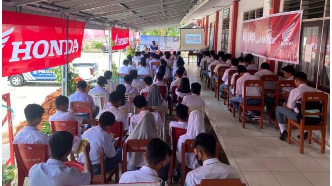 DAW Beri Pelajar SMK Negeri 1 Airmadidi Edukasi Keselamatan Berkendara