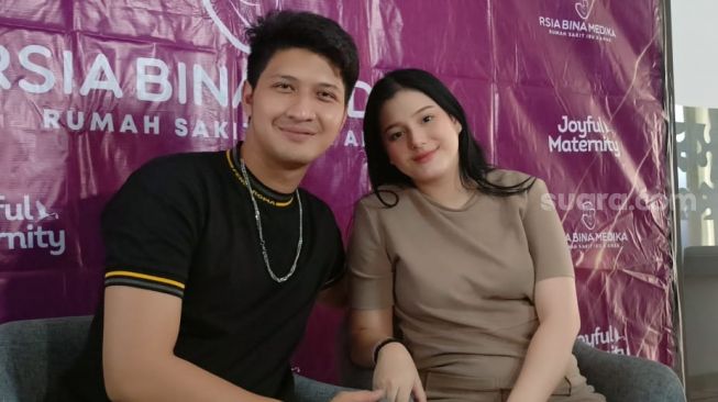 Aditya Zoni dan Yasmine Ow saat menggelar jumpa pers tentang persalinan anak pertama mereka di RSIA Bina Medika, Bintaro, Tangerang Selatan, Selasa (15/11/2022). [Rena Pangesti/Suara.com]