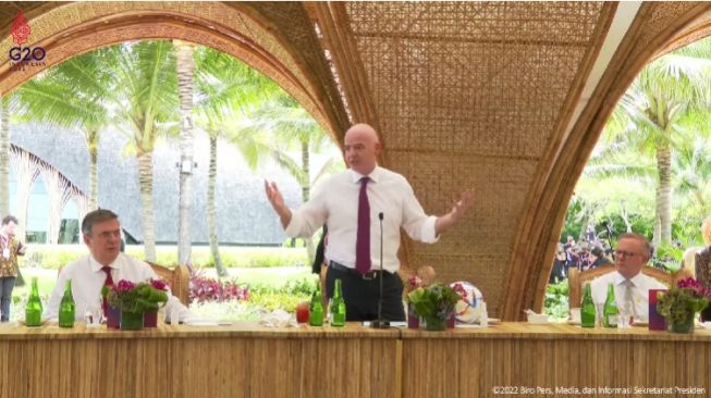 Presiden FIFA Gianni Infantino saat memberikan sambutan pada jamuan makan siang KTT G20 di Rumah Bambu, Ocean Front Lawn, Apurva Kempinski, Bali, Selasa (15/11/2022). (Tangkap Layar YouTube Sekretariat Presiden)