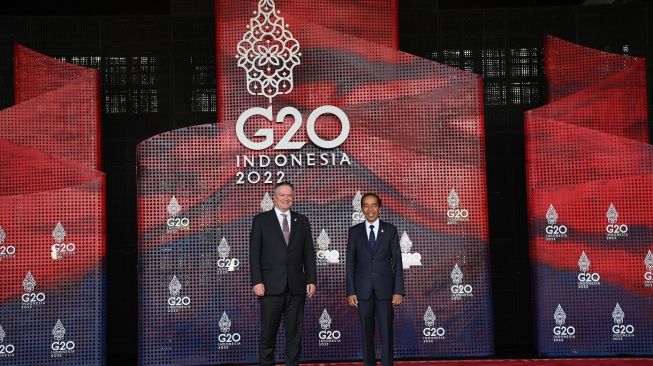 Presiden Joko Widodo (kanan) menyambut kedatangan Sekjen OECD Mathias Cormann di lokasi KTT G20 Indonesia 2022, Nusa Dua, Bali, Selasa (15/11/2022). [ANTARA FOTO/Media Center G20 Indonesia/Sigid Kurniawan/wsj].