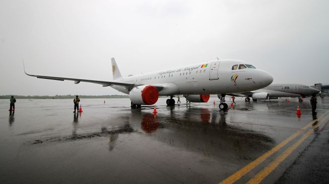 Anggota TNI AL berjaga didekat pesawat delegasi Senegal dan Belanda di apron Bandara Internasional Juanda Surabaya di Sidoarjo, Jawa Timur, Selasa (15/11/2022). [ANTARA FOTO/Umarul Faruq/tom].