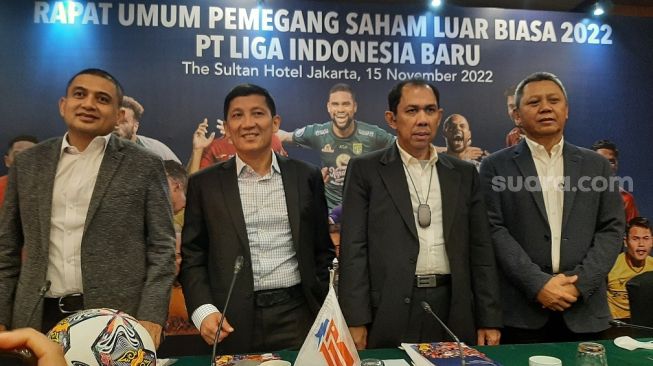 Ferry Paulus (kedua kiri) terpilih sebagai direktur utama PT Liga Indonesia Baru (LIB) gantikan Akhmad Hadian Lukita (Suara.com/Adie Prasetyo Nugraha).