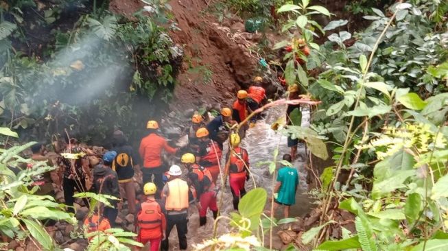 Jembatan Ambruk di Tasikmalaya, Pengendara Motor Terbawa Arus Sungai