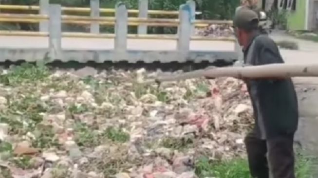 Bekasi Darurat Sampah! Penampakan Aliran Irigasi di Babelan Tersumbat Sampah Plastik dan Eceng Gondok