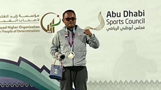 Atlet para-menembak Indonesia Bolo Triyanto meraih medali perak pada nomor R5Mixed 10 m Air Rifle Prone SH2 di Kejuaraan Dunia Para-menembak (WSPS) di Al Ain, Uni Emirat Arab (UEA), Senin (14/11/2022). Hasil ini sekaligus memastikan diri lolos ke Paralimpiade XVII/2024 di Paris, Prancis. (ANTARA/HO-NPC Indonesia)