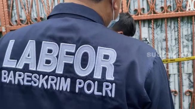 Tim Pusat Laboratorium dan Forensik (Puslabfor) Mabes Polri, kembali melakukan olah tempat kejadian perkara di Perumahan Citra 1 Extension Kalideres, Jakarta Barat, pada Selasa (15/11/2022). (Suara.com/Faqih)