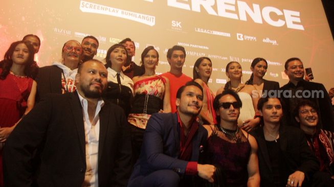 Para pemain Sri Asih berpose usai preskon Film Sri Asih di XXI Epicentrum, Jakarta, Selasa (15/11). [Suara.com/Oke Atmaja]