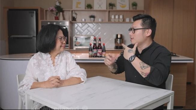 Duel Masak Ikan Cara Tradisional dan Teknologi ala Sisca Soewitomo vs Willgoz, Mana Favoritmu?