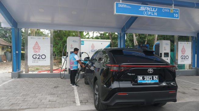 Pengisian baterai listrik All-New Toyota bZ4X di Denpasar, Bali, sebelum KTT G20 [PT TAM].