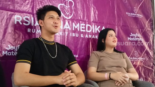 Aditya Zoni dan Yasmine Ow saat menggelar jumpa pers tentang persalinan anak pertama mereka di RSIA Bina Medika, Bintaro, Tangerang Selatan, Selasa (15/11/2022). [Rena Pangesti/Suara.com]