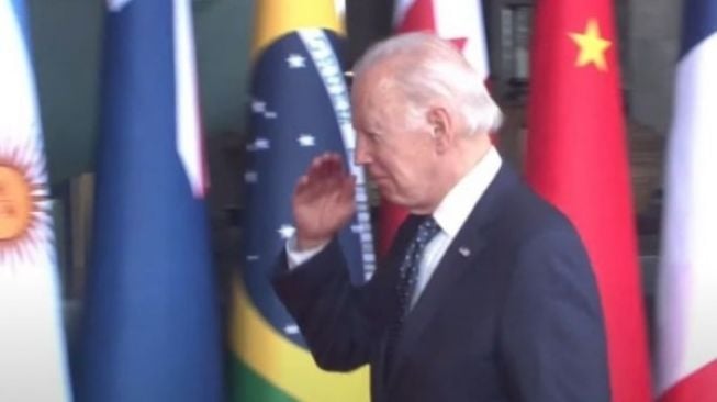 Joe Biden Tiba Paling Akhir di Lokasi KTT G20, Jokowi Angkat Tangan ke Arah Dahi