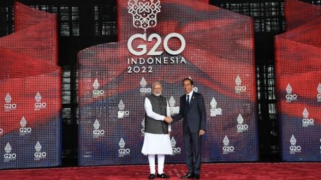 Hampir Satu Jam Jokowi Berdiri di Panggung Sambut Dan Salami Delegasi KTT G20 Bali