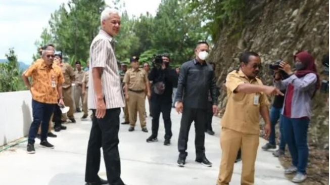 Waduh! Sidak Pembangunan Jalan Beton Lokidang-Banjarnegara, Ganjar Pranowo Temukan Keretakan