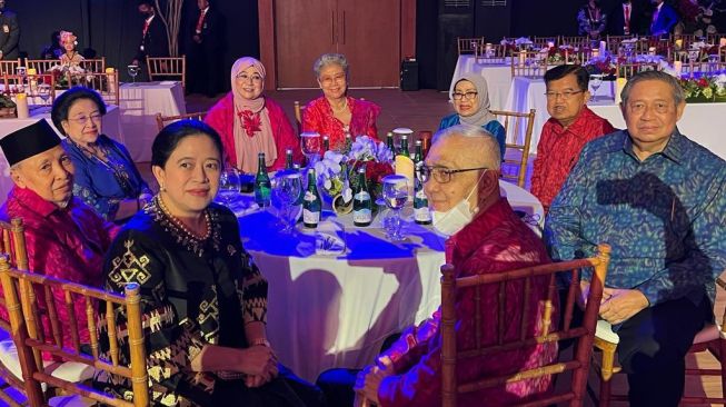 Presiden ke-5 RI Megawati Soekarnoputri duduk satu meja dengan Presiden ke-6 RI Susilo Bambang Yudhoyono (SBY) dalam acara agenda welcoming dinner KTT G20 yang berlangsung di Garuda Wisnu Kencana Cultural Park, Selasa (15/11/2022). (Twitter @/jansen_jsp)