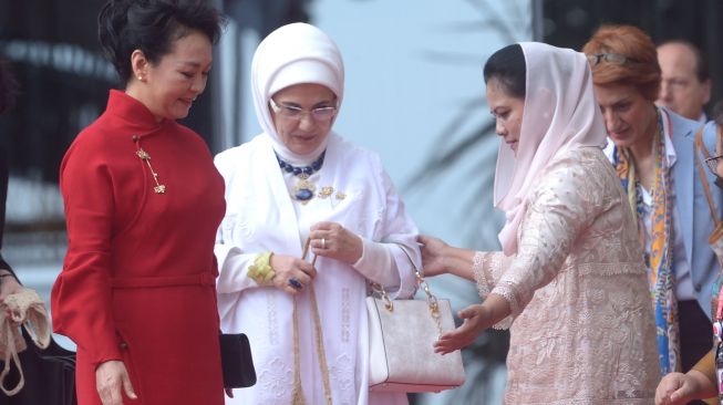 Ibu Negara Indonesia Iriana Joko Widodo (kanan) menyambut Ibu Negara Turki Emine Erdogan (tengah) dan Ibu Negara China Peng Liyuan (kiri) untuk menyaksikan pertunjukan kesenian Indonesia saat Spouse Program KTT G20 di Nusa Dua, Badung, Bali, Selasa (15/11/2022). [ANTARA FOTO/Media Center G20 Indonesia/Zabur Karuru/nym].