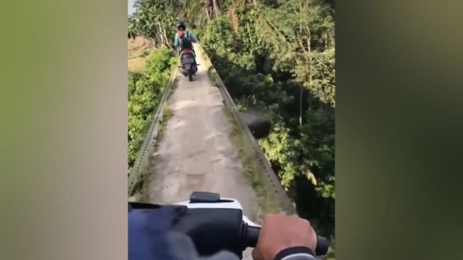 Lihat Jembatan Ekstrem di Sumut Bikin Jantung Copot: Ukuran Sempit, Kanan-Kiri Jurang