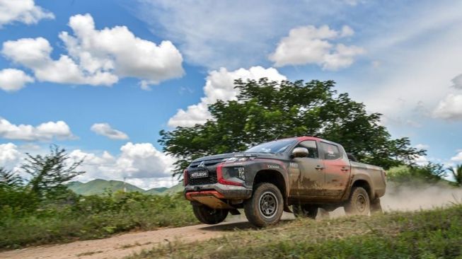 Kendaraan yang digunakan oleh pebalap Indonesia Rifat Sungkar pada Asia Cross Country Rally (AXCR) 2022 dari Thailand menuju Kamboja, 21-26 November dengan jarak tempuh 1,700 km. ANTARA/HO-Mitsubishi Ralliart