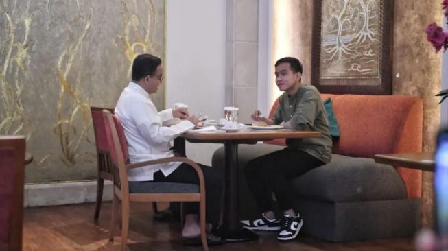 Bakal capres dari Partai Nasdem Anies Baswedan bertemu dengan Wali Kota Solo Gibran Rakabuming Raka di Hotel Novotel Solo, Selasa (15/11/2022). [ist/ IG: @aniesbaswedan]