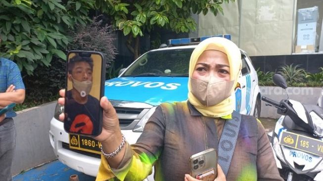 Yusnawati melaporkan kasus penganiayaan terhadap anaknya berinisial FB ke Polres Metro Jakarta Selatan. FB diduga dianiaya anak kandung Irwasda Polda Kalbar saat bimtek di PTIK, Jaksel. (Suara.com/M Yasir)