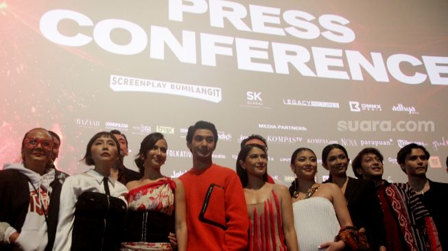 Para pemain Sri Asih berpose usai preskon Film Sri Asih di XXI Epicentrum, Jakarta, Selasa (15/11). [Suara.com/Oke Atmaja]