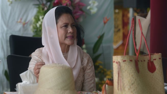 Ibu Negara Iriana Joko Widodo,mewarnai kerajinan anyaman saat Spouse Program KTT G20 di Nusa Dua, Badung, Bali, Selasa (15/11/2022). ANTARA FOTO/Media Center G20 Indonesia/Zabur Karuru/nym.