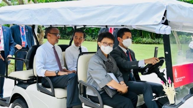 Mobil Golf Jadi Tempat Berbincang Presiden Indonesia dan Rwanda di KTT G20 Bali