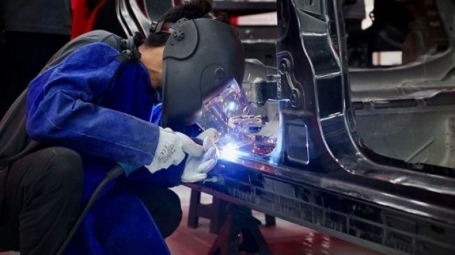 Proses welding atau pengelasan unit Mercedes-Benz untuk perbaikan [PT MBDI].