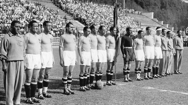 Luis Monti (kedua dari kiri) bersama Timnas Italia foto bersama, 10 Juni 1934 di Roma, sebelum final Piala Dunia melawan Cekoslowakia. Italia memenangkan gelar mengalahkan Cekoslowakia 2-1 di perpanjangan waktu. STAF / OFF / AFP