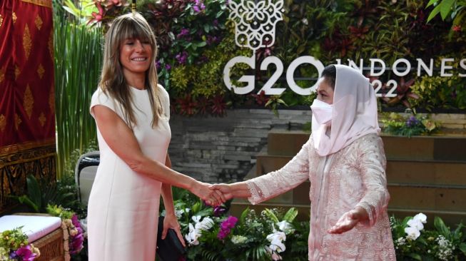 Iriana Jokowi berfoto bersama Maria Begona Gomez Fernandez, istri Presiden Spanyol, Pedro Sanches di Sofitel Bali Nusa Dua Beach Resort, Selasa (15/11/2022). (Foto: Lukas - Biro Pers Sekretariat Presiden)