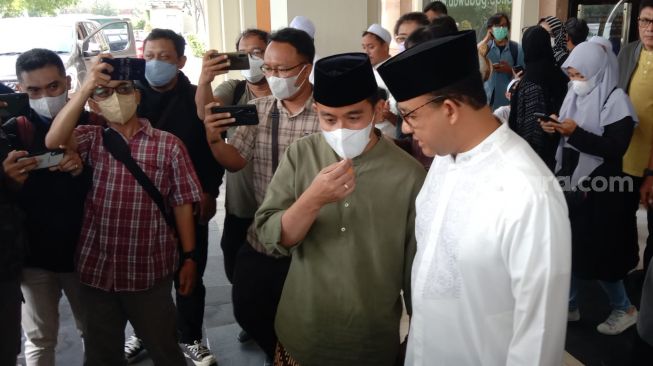 Calon Presiden (capres) yang diusung Partai Nasdem, Anies Baswedan bertemu Wali Kota Solo Gibran Rakabuming Raka di Novotel Hotel Solo, Selasa (15/11/2022) pagi. [Suara.com/Ari Welianto]