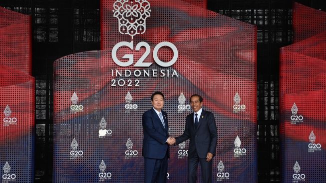 Presiden Joko Widodo (kanan) menyambut kedatangan Presiden Koea Selatan Yoon Suk-yeol di lokasi KTT G20 Indonesia 2022, Nusa Dua, Bali, Selasa (15/11/2022). [ANTARA FOTO/Media Center G20 Indonesia/Sigid Kurniawan/wsj].