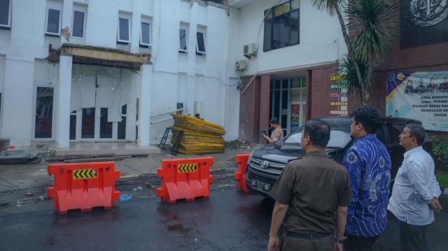 Wali Kota Medan Bobby Nasution meninjau lokasi lokasi robohnya bangunan di kantor Kejari Medan. [Instagram @bobbynst]