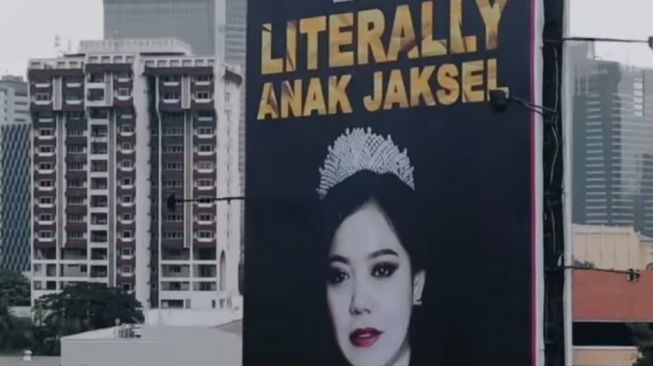 Anggota DPRD Pasang Baliho 'Literally Anak Jaksel' Pakai Mahkota, Warganet: Aku Pengen Menghadiri Crowning Momentnya