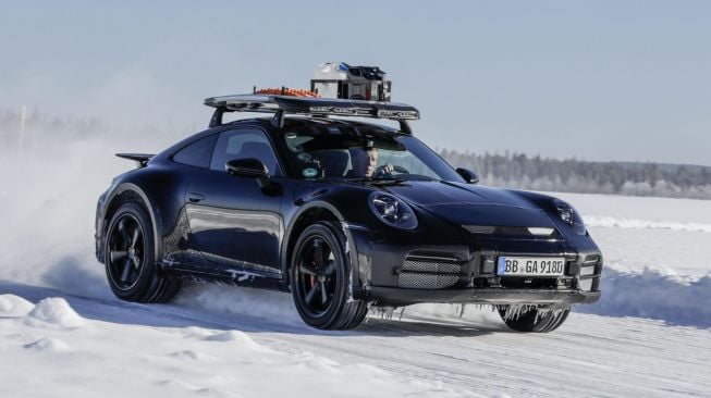 Porsche 911 Dakar dalam pengujian di Arjeplog, Swedia yang berlokasi dekat lingkaran Kutub Utara[Porsche via Car Expert].