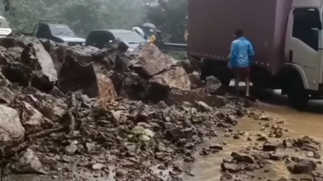 Sitinjau Lauik Longsor Lagi, Jalan Padang-Solok Ditutup Sementara