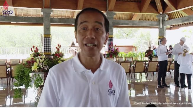 Presiden Joko Widodo atau Jokowi usai mengajak puluhan pemimpin negara G20 untuk melihat kawasan Mangrove Taman Hutan Raya atau Tahura Ngurah Rai, Bali, Rabu (16/11/2022). (YouTube Sekretariat Presiden)