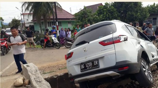 Mobil Polwan di Lahat Sumsel Disambar Kereta Api, Terpental di Pintu Perlintasan